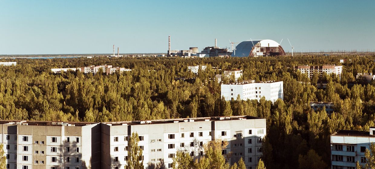 Sicht über die Stadt Prypjat mit dem Reaktor und dem neuen Sarkophag.