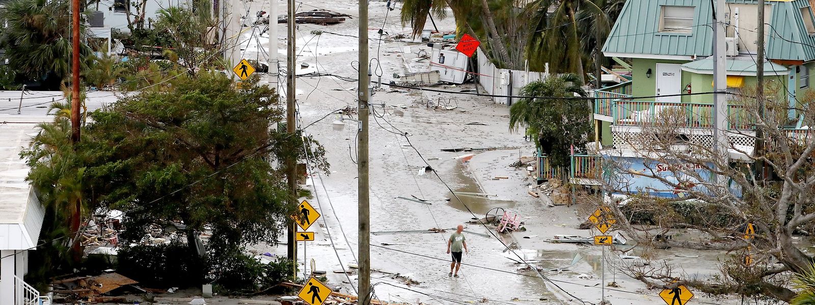 Ein Mann geht durch eine Straße in Fort Meyers Beach, die durch Hurrikan «Ian» weitgehend zerstört wurde. 