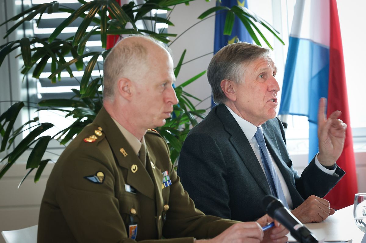Lieutenant-Colonel Tom Schons und Minister François Bausch gaben Erläuterungen zu den neuen Leitlinien der Verteidigungspolitik.