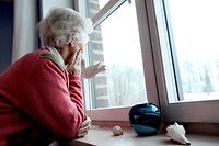 Die Einsamkeit der Senioren, die alleine zu Hause leben, wird politisch nicht thematisiert und angepackt.