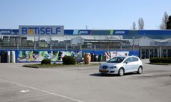 Fast keiner da: Beim Bâtiself-Standort in Strassen arbeiten derzeit nur drei Mitarbeiter, um die stark angestiegenen Onlinebestellungen abzuwickeln.