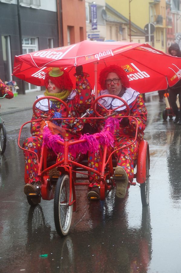 Am Sonntag sind die Karnevalisten durch die Straßen von Schifflingen gezogen. 