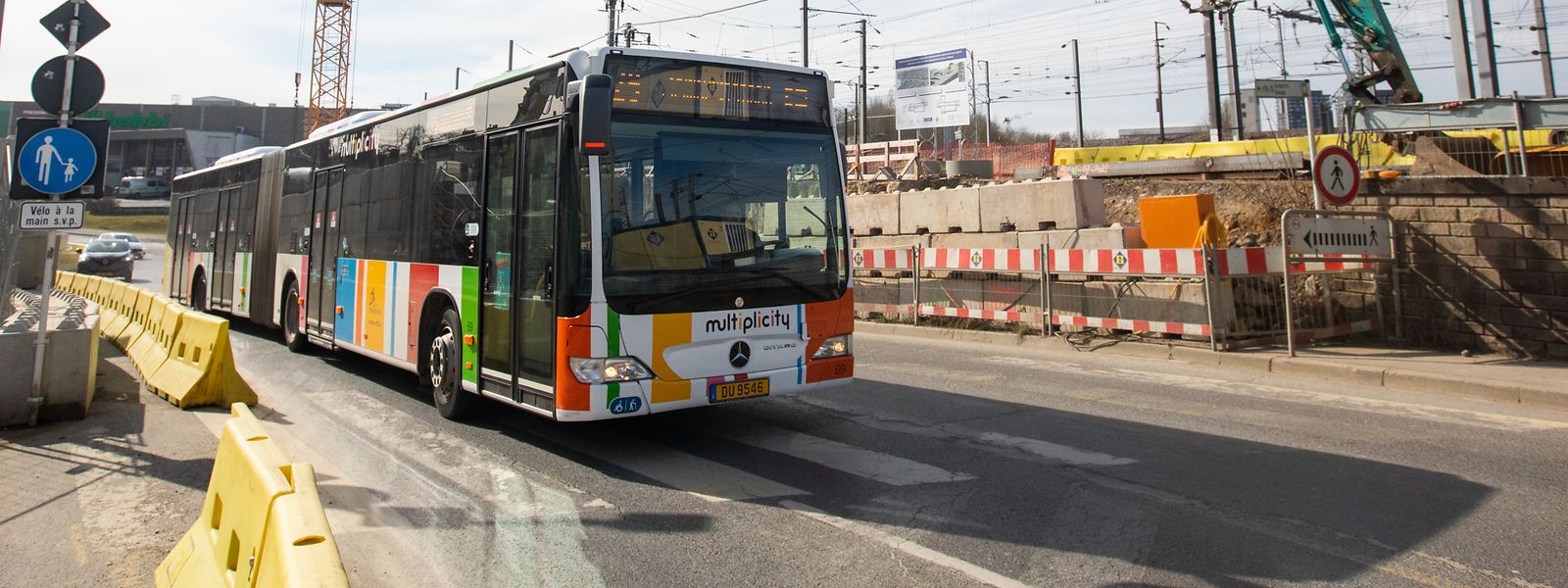 Für die Nutzer des öffentlichen Transports steht ebenfalls eine Umstellung an. Während das für die städtischen Buslinien zumeist einen Umweg bedeutet, verlaufen die RGTR-Linien nun direkter.