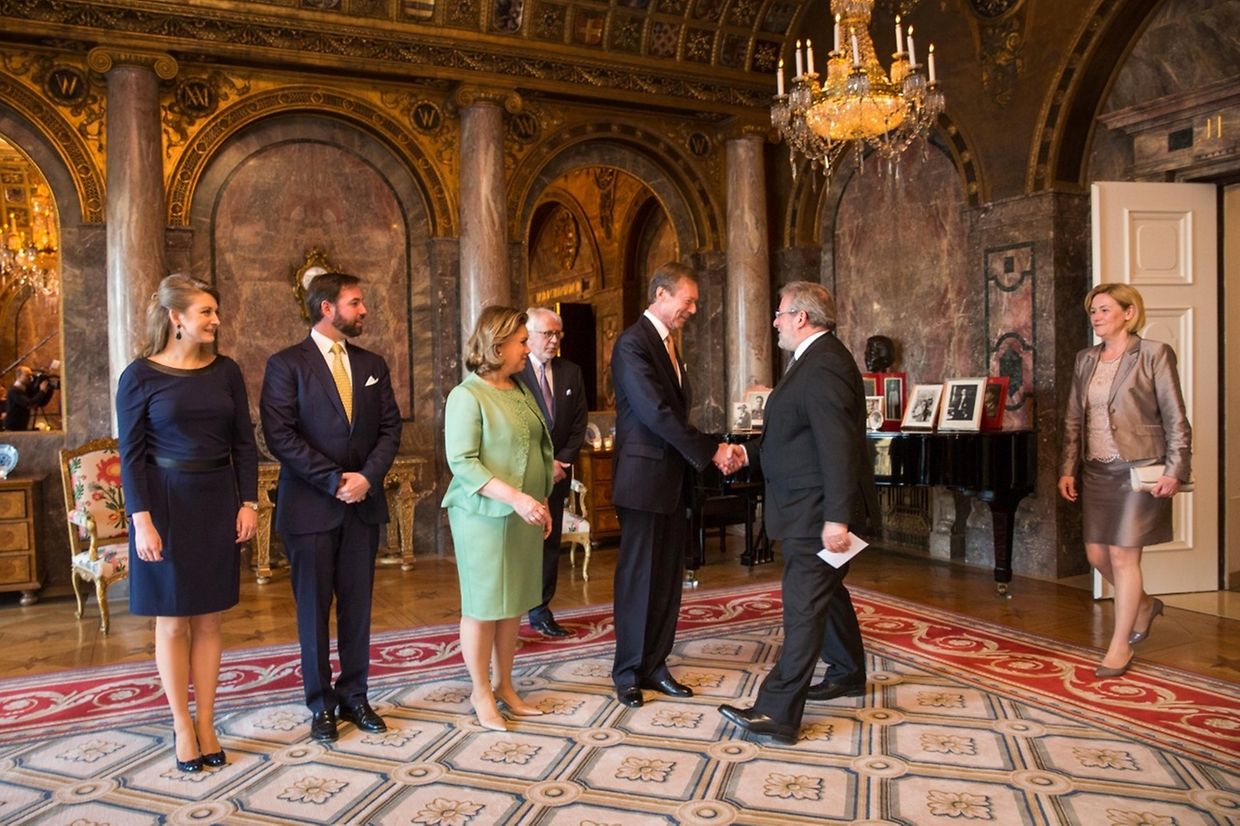 Parlamentspräsident Mars Di Bartolomeo betritt das Foyer. 