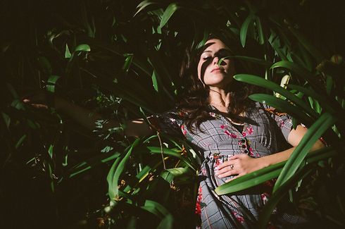 A atriz Hana Sofia Lopes interpreta o papel de uma imigrante portuguesa fascinada com o diário de Bernardo Soares, heterónimo de Pessoa.