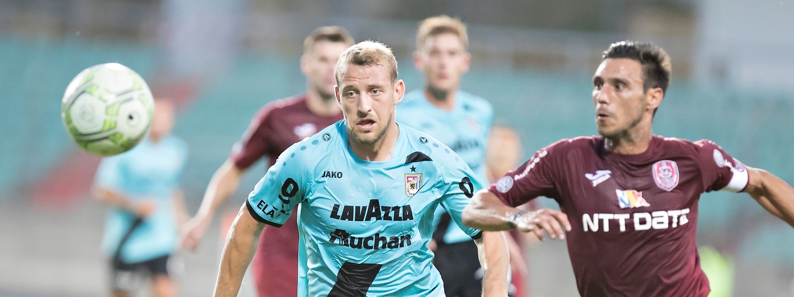 Dominik Stolz (l.) will sich mit F91 gegen Cluj durchsetzen.