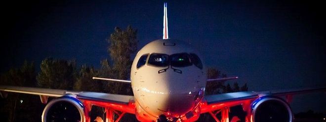 Eine Bombardier C-Series-Maschine wird vorbereitet auf die Airshow in Paris.
