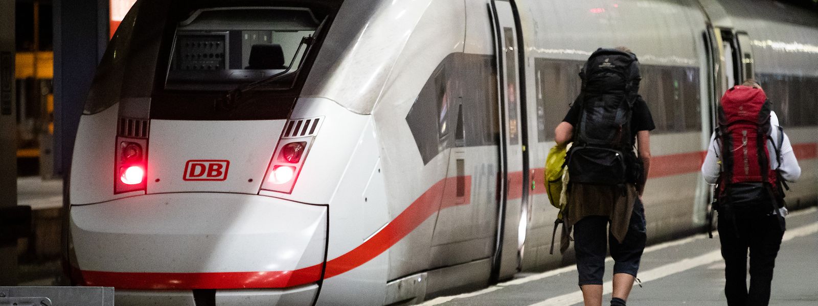 Stuttgart: Fahrgäste laufen am Stuttgarter Hauptbahnhof zu einem der wenigen ICE-Züge, die am heutigen Tag fahren. 