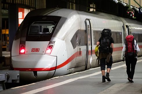 11.08.2021, Baden-Württemberg, Stuttgart: Fahrgäste laufen am Stuttgarter Hauptbahnhof zu einem der wenigen ICE-Züge, die am heutigen Tag fahren. Die Lokführergewerkschaft GDL hat ihre Mitglieder zum Streik bei der Deutschen Bahn aufgerufen. Foto: Christoph Schmidt/dpa +++ dpa-Bildfunk +++