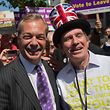 Der Frontmann der "UK Independence Party" (UKIP)  Nigel Farage (hier links im Bild) noch vor dem Entscheid bei einem Kampagnentermin am 21. Juni.