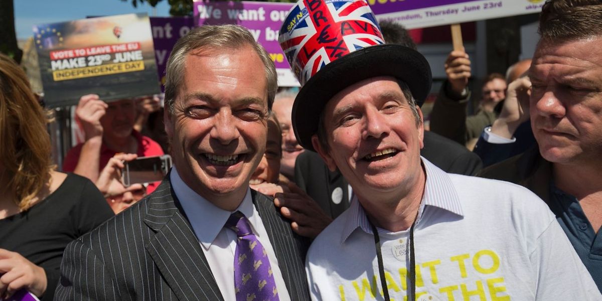Der Frontmann der "UK Independence Party" (UKIP)  Nigel Farage (hier links im Bild) noch vor dem Entscheid bei einem Kampagnentermin am 21. Juni.