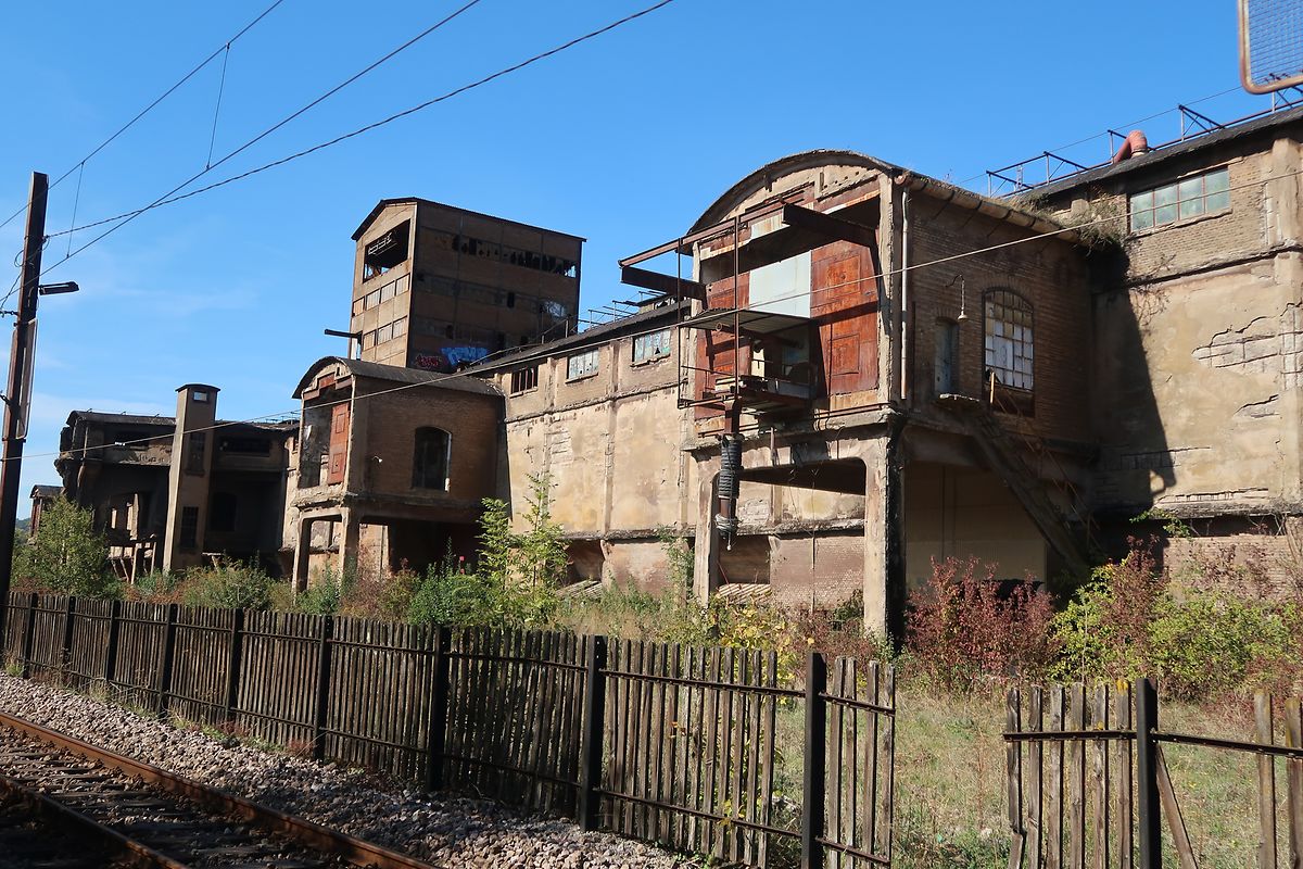 Une partie de la friche des Terres rouges se trouve entre la rue d'Audun et la voie ferrée en direction d'Audun. Elle est en forme de lentille, d'où le nom du projet de construction, "Roude Lëns", lentille rouge.