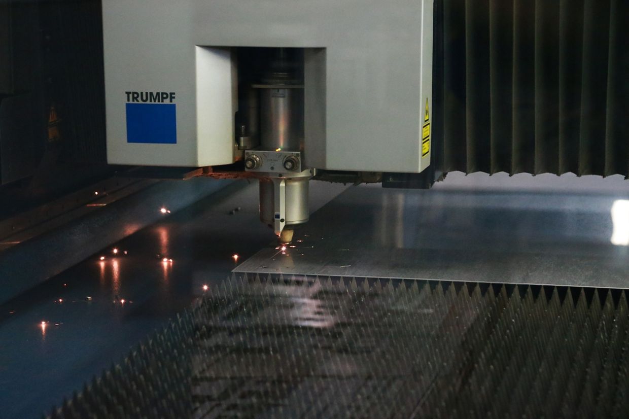 Präzisionsarbeit: Per Computer gesteuert schneidet der Laser wie von allein die Einzelstücke zu. Überwacht wird trotzdem alles von einem Mitarbeiter. 