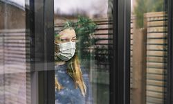 Von Isolation spricht man, wenn eine Person nachweislich mit dem Corona-Virus infiziert ist. Dann gilt es, sich auch in den eigenen vier Wänden von anderen Personen zu isolieren