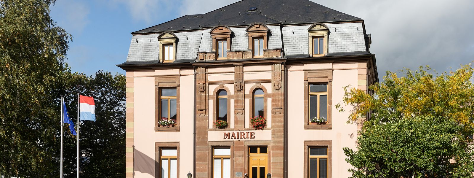 Seit Bürgermeister Jos Schummer im Juni aus der CSV ausgetreten ist, hängen dunkle Wolken über dem Rathaus in Bissen. 