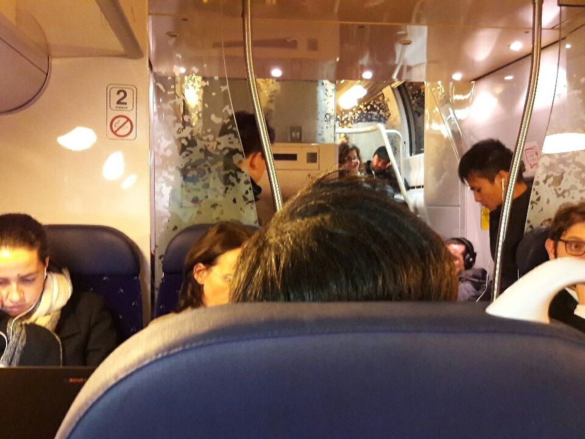 Les usagers du train de 17h43 n'ont plus d'autre alternative que d'attendre. «Aucun message n'a été diffusé jusqu'ici», confirme l'un d'eux.