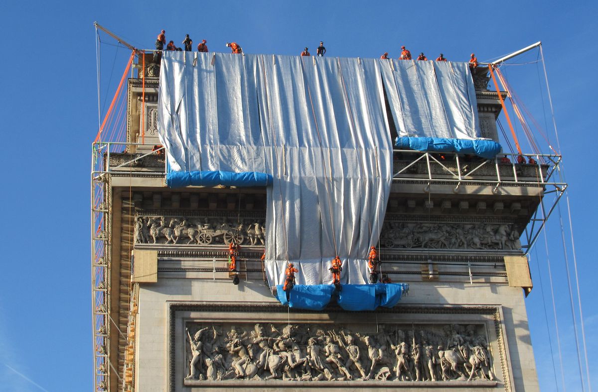 Sonntag: Gebäudekletterer haben mit der Verhüllung des Arc de Triomphe begonnen.