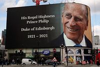 TOPSHOT - The electronic billboard at Piccadilly Circus displays a tribute to Britain's Prince Philip, Duke of Edinburgh in central London on April 9, 2021 after the announcement of the duke's death. - Queen Elizabeth II's husband Prince Philip, who recently spent more than a month in hospital and underwent a heart procedure, died on April 9, 2021, Buckingham Palace announced. He was 99. (Photo by Niklas HALLE'N / AFP)