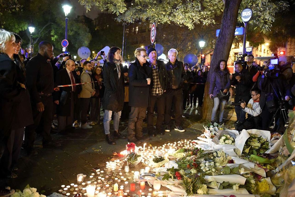 Die irische Band U2 gedenkt am Samstagabend nahe der Konzerthalle Bataclan den Opfern.