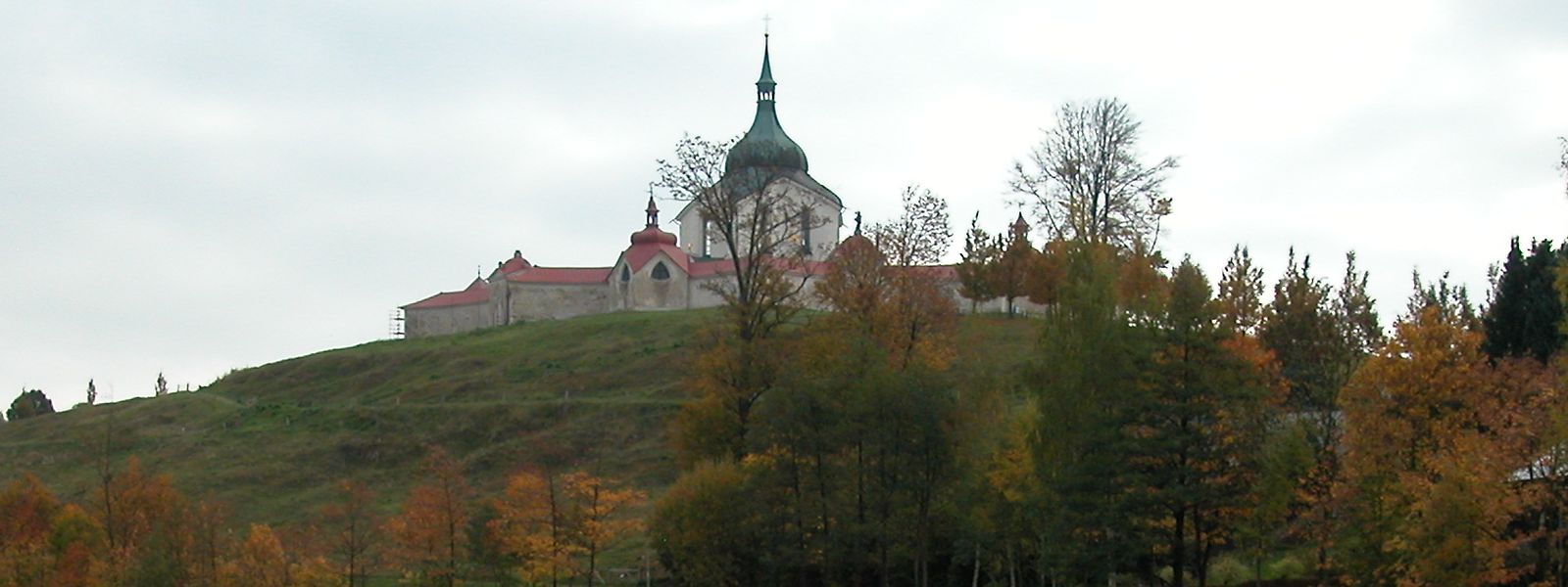 Blick auf den Grünen Berg zur Wallfahrtskirche des Heiligen Johannes von Nepomuk in Žďár nad Sázavou.