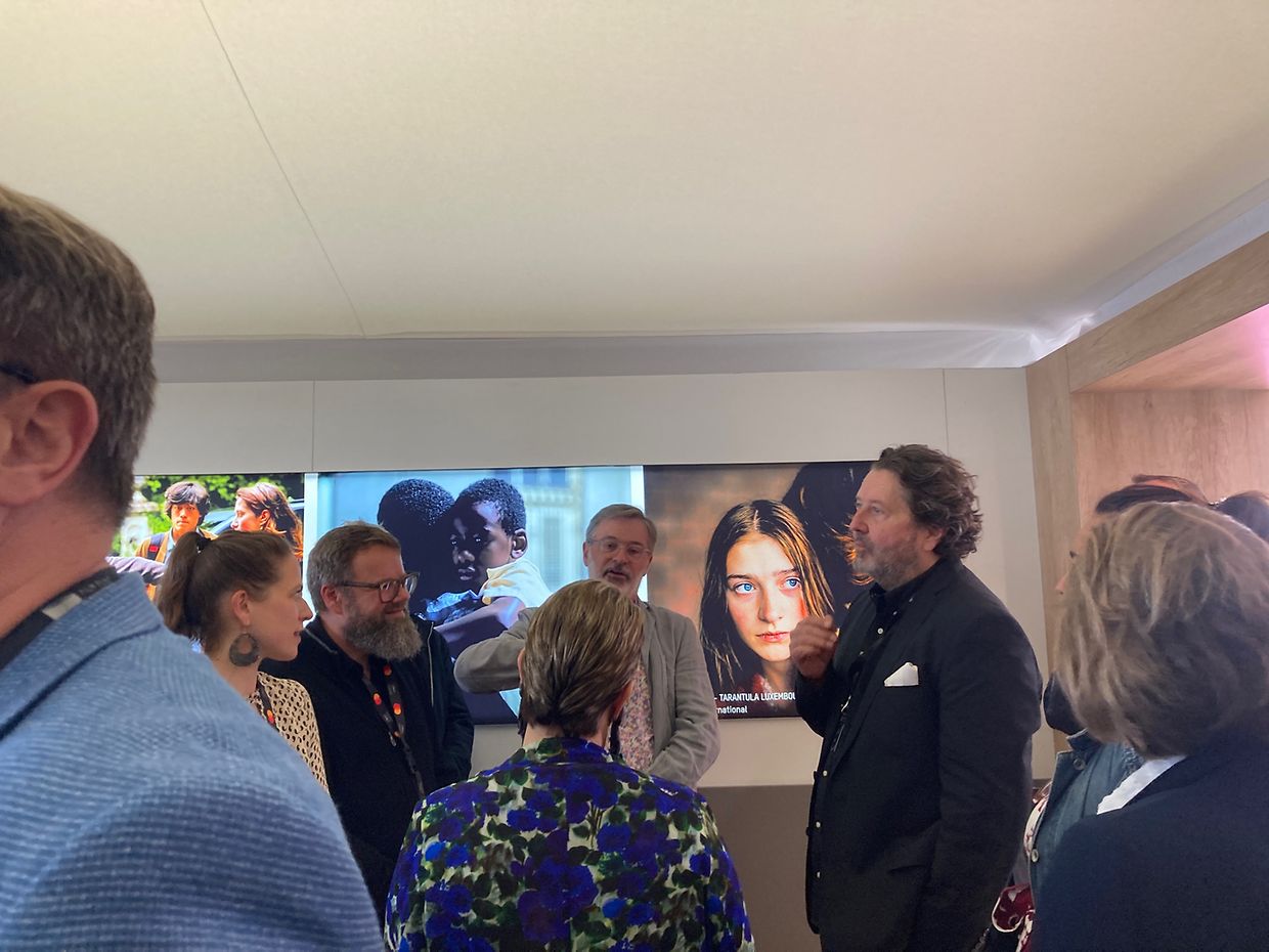Réception au pavillon du Luxembourg à Cannes : l'actrice Marie Jung, Alexis Juncosa et Guy Daleiden en conversation avec la Grande-Duchesse.
