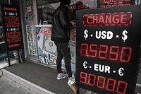 Am Montag gerieten die türkische Währung, die Börse in Istanbul und Staatsanleihen des Schwellenlandes massiv unter Druck. Zeitweise verlor die türkische Lira über 15 Prozent an Wert.