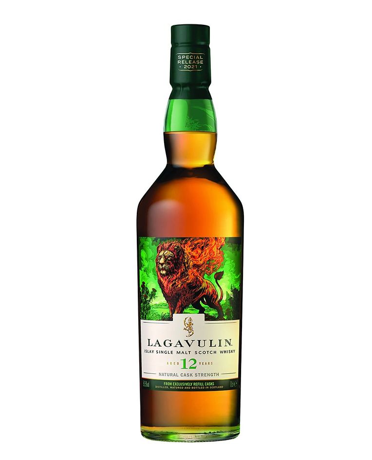 Zwölf Jahre gereift - etwas für echte Kenner: Single Malt Scotch Whisky von Lagavulin aus der „Legends Untold”-Serie, um 139 Euro via malts.com.
