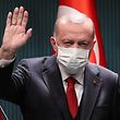 Staatschef Erdogan begründet das neue Gesetz: „Diese Kanäle, in denen es von Lügen, Beleidigungen, Angriffen auf das Persönlichkeitsrecht und Rufmorden wimmelt, müssen reguliert werden.“