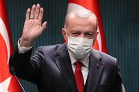 Staatschef Erdogan begründet das neue Gesetz: „Diese Kanäle, in denen es von Lügen, Beleidigungen, Angriffen auf das Persönlichkeitsrecht und Rufmorden wimmelt, müssen reguliert werden.“