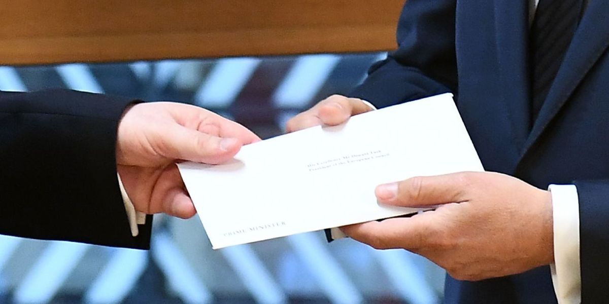 Der britische Botschafter überreicht den Austrittsantrag persönlich an Donald Tusk. 