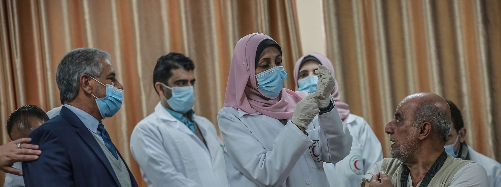 Ein palästinensischer Sanitäter erhält in Gaza-Stadt eine Impfdosis des russischen Corona-Impfstoffs Sputnik V während einer Impfkampagne.