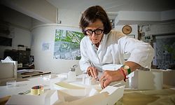 Maquettiste Christine Franck - Photo : Pierre Matg�