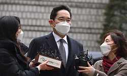 (FILES) This file photo taken on January 18, 2021 shows Lee Jae-yong (C), vice chairman of Samsung Electronics, arriving at a court for a trial in his bribery scandal involving former South Korean president Park Geun-hye in Seoul. - Lee Jae-yong, the jailed de facto leader of the giant Samsung group, will be released early on parole this week, South Korea's justice ministry said on August 9, 2021. (Photo by Jung Yeon-je / AFP)