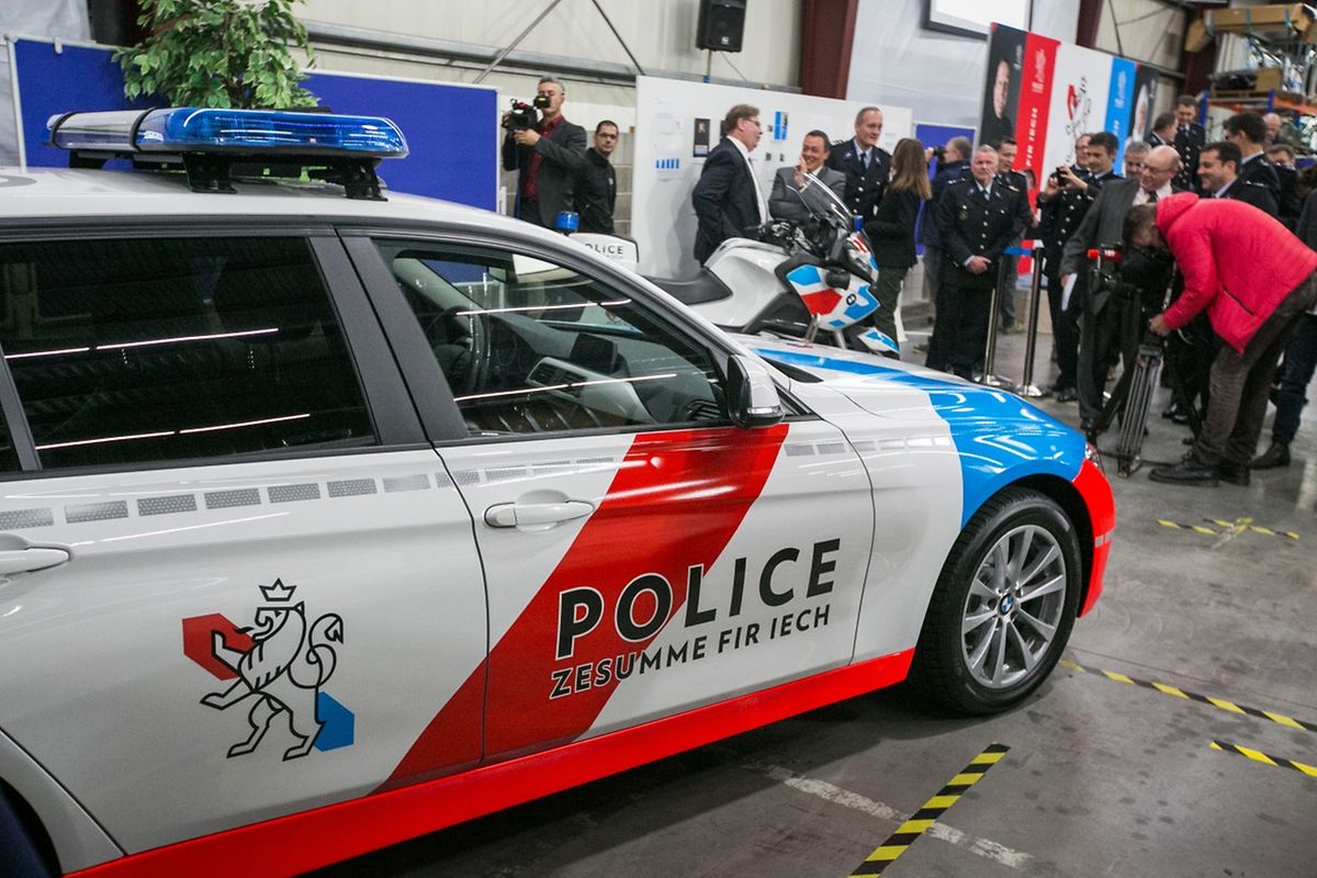 Bis März 2018 sollen 220 Fahrzeuge und 60 Motorräder, die Kommissariatsschilder, die Polizeidokumente und die Kleidung der rund 2.000 Polizisten an die neue „Corporate identity“ angepasst werden. 