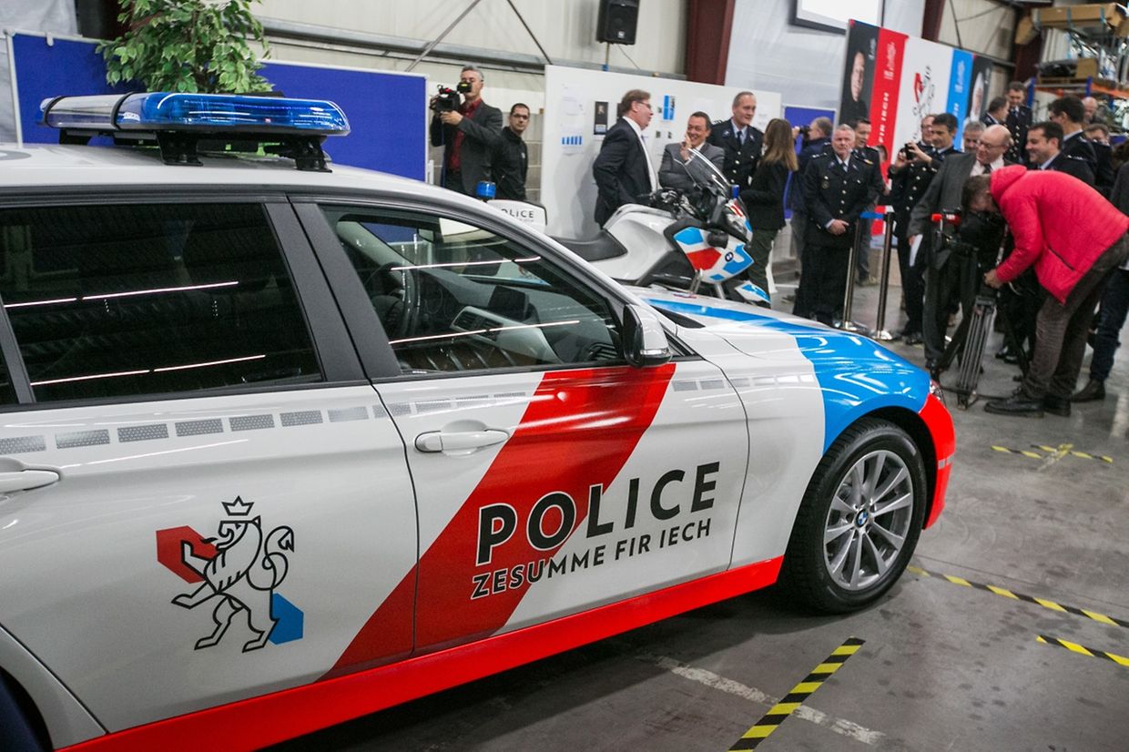 Bis März 2018 sollen 220 Fahrzeuge und 60 Motorräder, die Kommissariatsschilder, die Polizeidokumente und die Kleidung der rund 2.000 Polizisten an die neue „Corporate identity“ angepasst werden. 