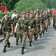 Belgian Truppen beim Armeemarsch 2001