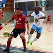 Bruno Timoteo (en rouge) et le Futsal US Esch n'ont pas le droit à l'erreur face au RAF Differdange de Joao Carlos Tavares Castilho de Pina.