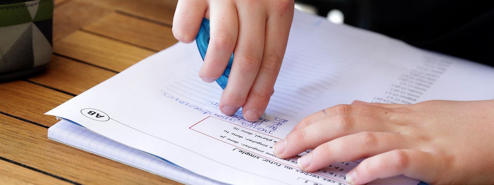 Viele Eltern müssen ihre Kinder täglich bei der Lösung von Aufgaben unterstützen.