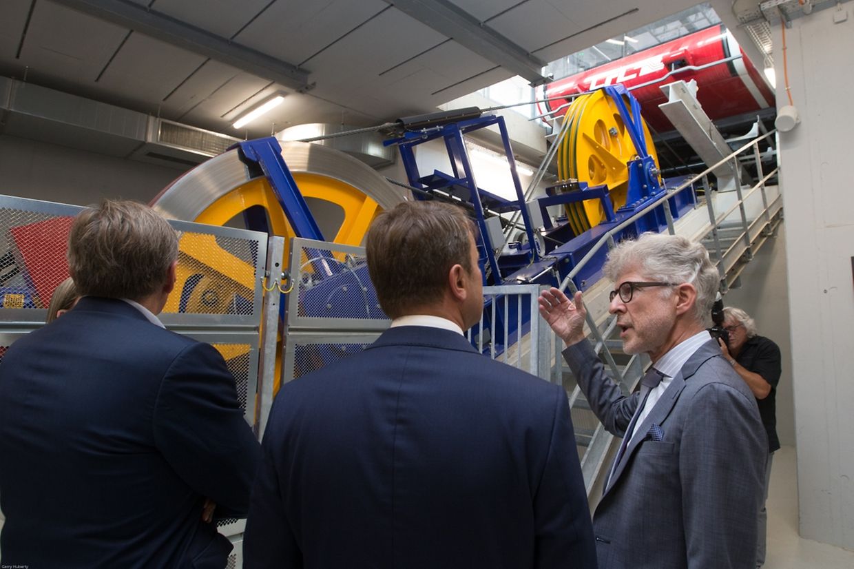 En dessous des cabines, le système de poulie-câble