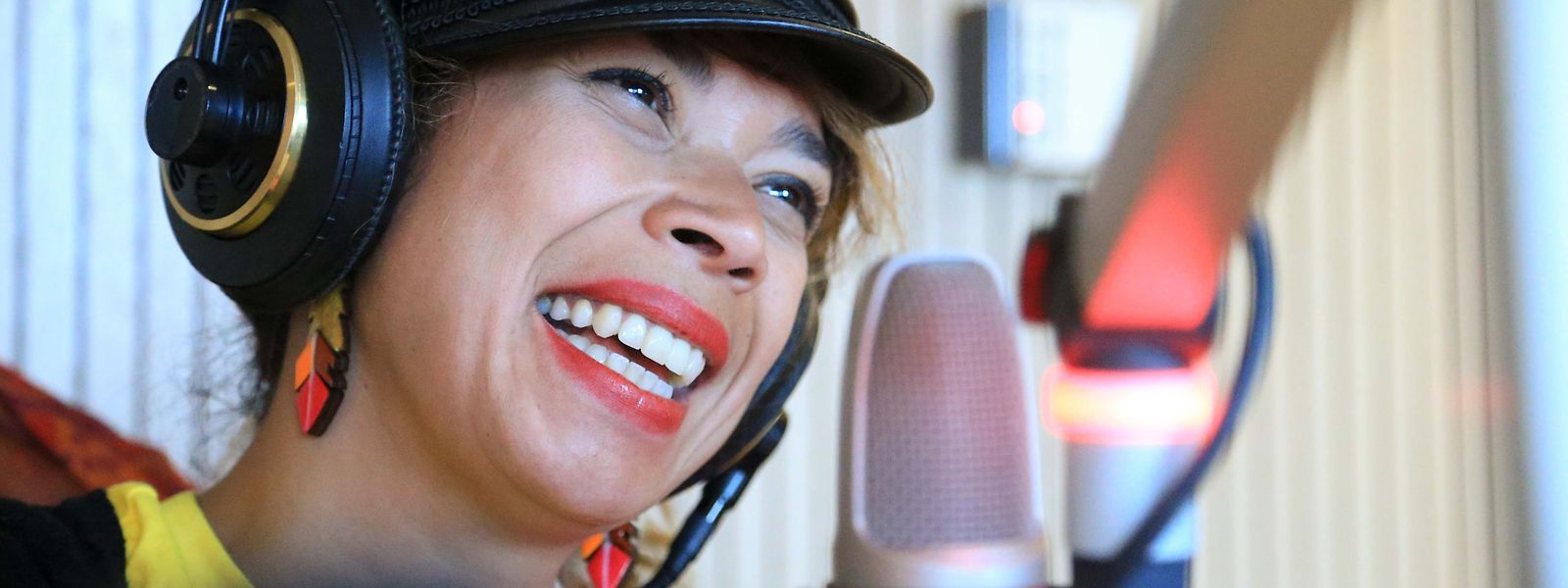 Flávia Coelho traz a sua música explosiva e interventiva à Kulturfabrik. 