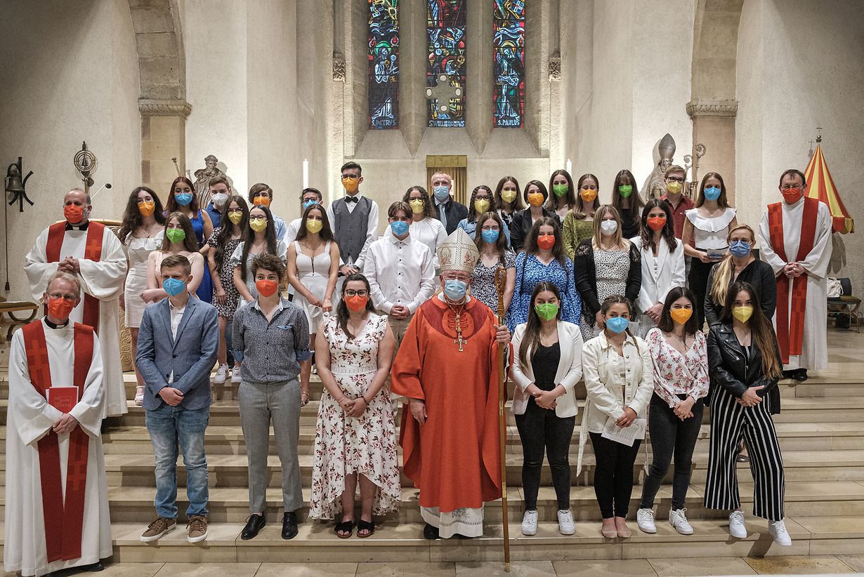 Gruppefoto mat den Gefirmten an mam Kardinol, Firmung Paroisse Regioun Iechternach Saint-Willibrord / Foto: Viktor Wittal