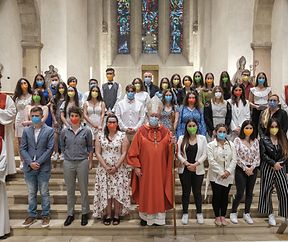 Gruppefoto mat den Gefirmten an mam Kardinol, Firmung Paroisse Regioun Iechternach Saint-Willibrord / Foto: Viktor Wittal