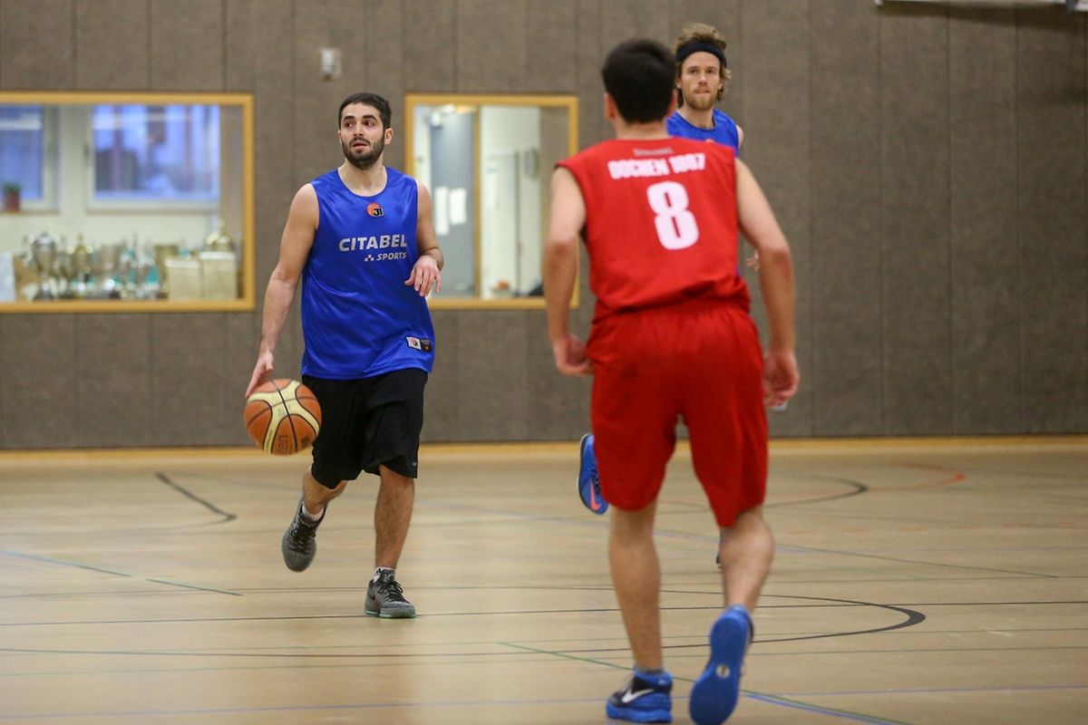 Aachen (rot) gegen München (blau).