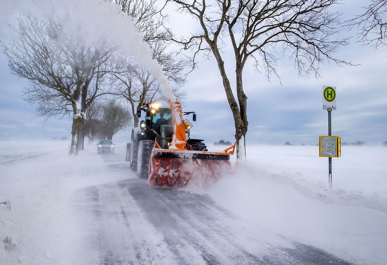 Das Winterwetter hat den Norden und die Mitte Deutschlands fest im Griff. Schnee und Eis sorgen für massive Verkehrsprobleme, manche haben aber auch ihren Spaß daran.