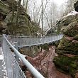 Auf dieser stählernen Hängebrücke können Wanderer den Roitsbach bei Berdorf bald in sicherer Höhe überqueren.