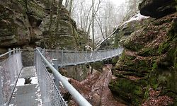 Auf dieser stählernen Hängebrücke können Wanderer den Roitsbach bei Berdorf bald in sicherer Höhe überqueren.