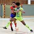 Alex Gonçalves pressé par Joao Tavares. Il n'y a pas eu de vainqueur entre l'US Esch et le Sparta Dudelange.