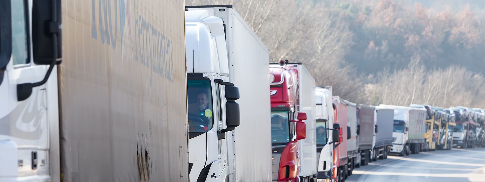 „Unhaltbare Zustände für Fahrer und Kunden“, sagen die Transporteure und fordern Brüssel zum Handeln auf.