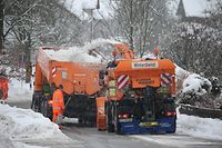 07.01.2019, Bayern, Friesenried: Eine Schneefräse vom Winterdienst verfrachtet den Schnee an den Straßen auf einen Lkw. Der Winter hat weite Teile Bayerns weiter fest im Griff. Foto: Karl-Josef Hildenbrand/dpa +++ dpa-Bildfunk +++