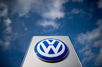 This file photo taken on February 20, 2014 shows the German car maker Volkswagen logo displayed at a car dealer in Hanover. 
Auto giant Volkswagen said on June 13, 2018 that it would pay a one-billion-euro fine imposed by German prosecutors over diesel emissions cheating by the company. / AFP PHOTO / dpa / Julian Stratenschulte / Germany OUT